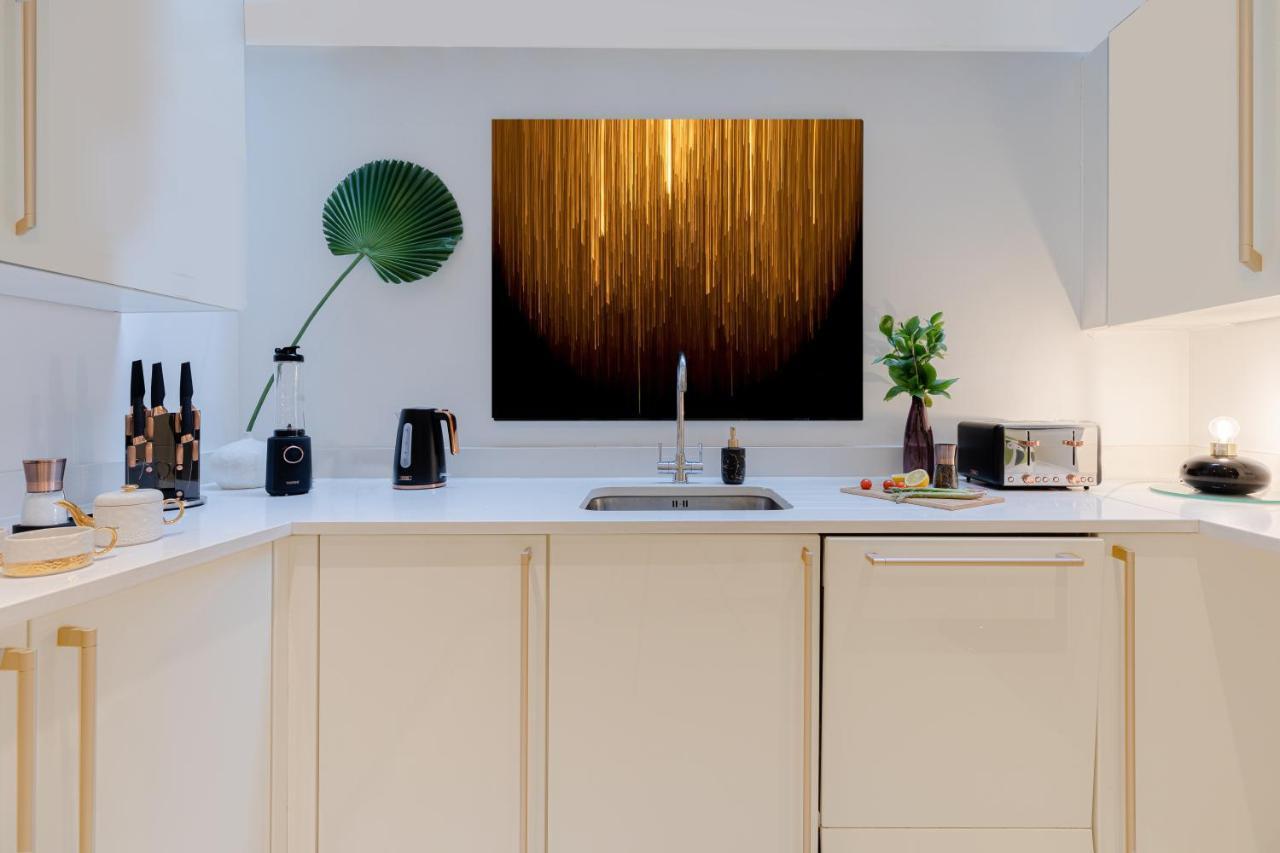 Explore The Most Exquisite West-End From A Harrods Family And Couple Home Лондон Екстер'єр фото